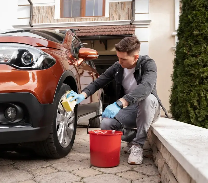 Lavage auto à domicile Plounévézel : professionnel intervenant sur un véhicule